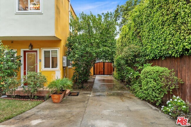 Building Photo - 828 N Crescent Heights Blvd