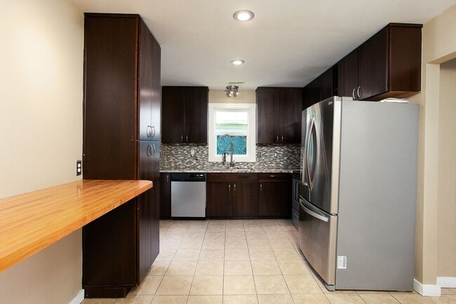 Building Photo - Beautiful and Spacious 5 Bedroom + 3 Bath Home w/ Office close to Downtown!