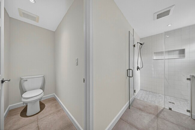 Building Photo - 410 NE 34th St