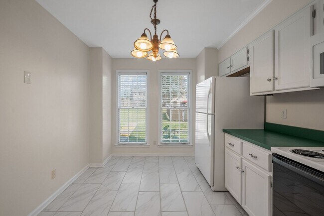 Building Photo - 2 Bedroom Condo For Rent Near Memorial Drive!