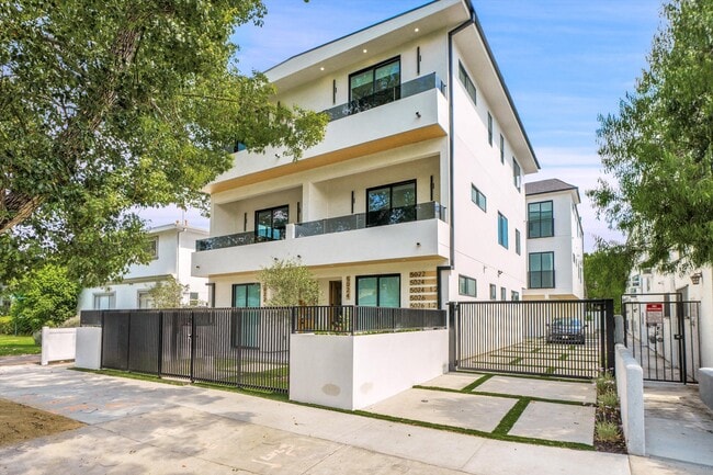 Building Photo - 5026 Cahuenga Blvd