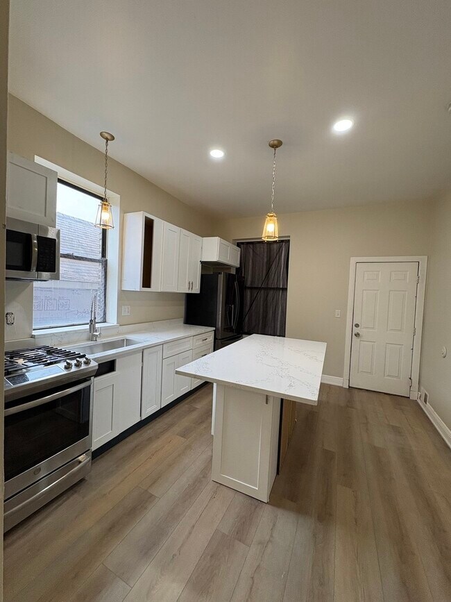 Building Photo - 1628 N Kimball Ave