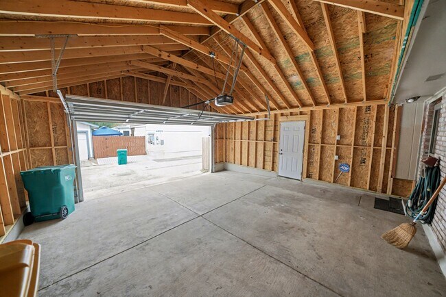 Building Photo - Charming 3-bed, 2-bath home in Universal C...