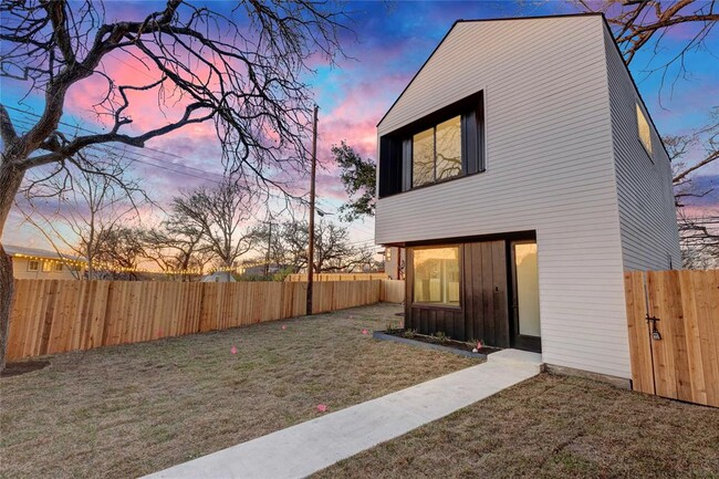 Building Photo - 1804 Sylvan Dr