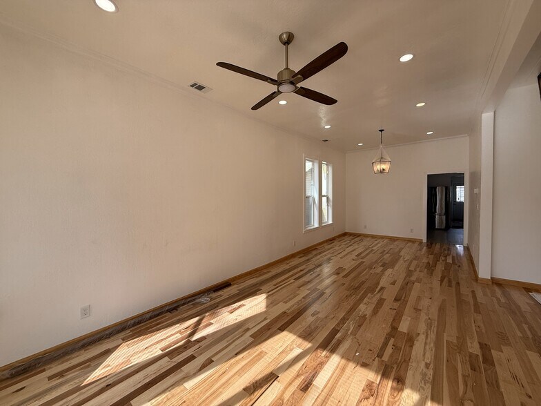 Building Photo - 1921 Harmon St