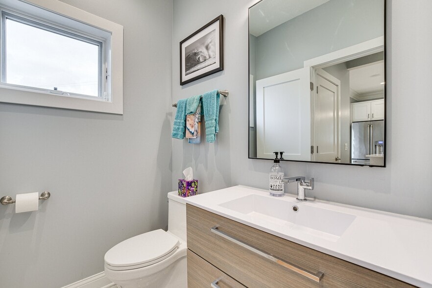 Main floor bath - 4727 N Kiona Ave