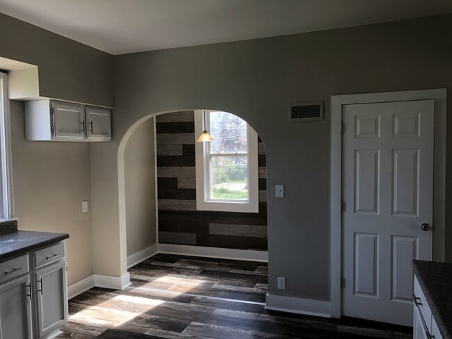 Building Photo - Updated 5BR/1.5BA Rent to Own Single Family Home