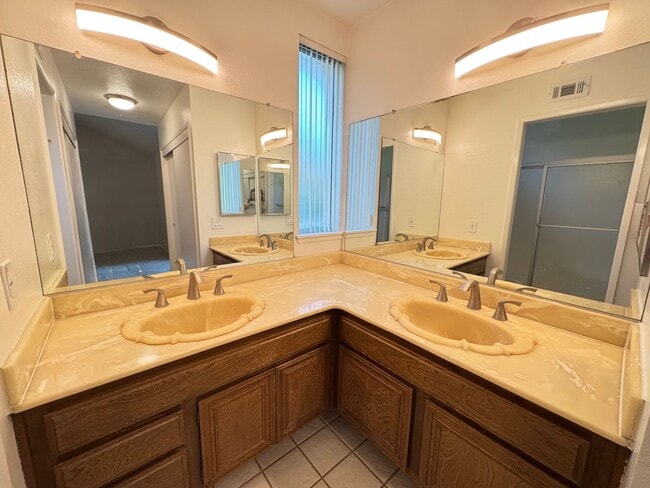 Building Photo - Beautifully Maintained 4Bd/2Ba Home w/Large Back Yard and Fruit Trees!