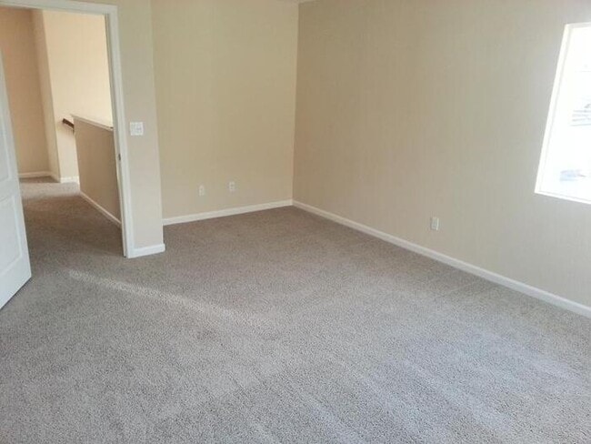 Building Photo - Beautiful 3 bedroom 2.5 bathroom home for rent in Lincoln!