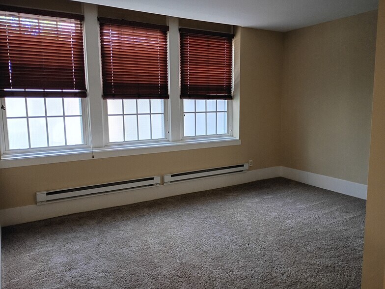 Living Room - 917 Madison St