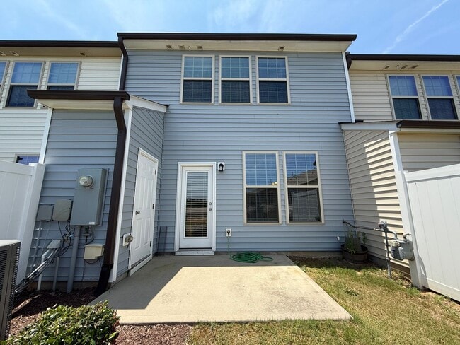 Building Photo - Excellent 3BD, 2.5BA Clayton Townhome Near...