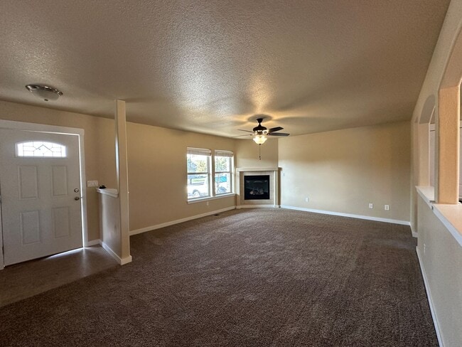 Building Photo - MOVE IN SPECIAL!  Remodeled 3 Bedroom / 2.5 Bathroom Home Southwest Redmond
