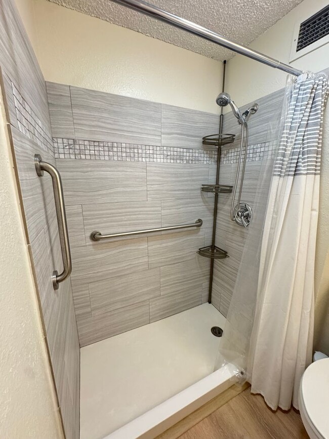 Building Photo - 1 Bed 1 Bath renovated with parking at Alo...
