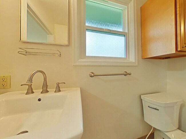 Building Photo - Apartment ~ Close to Campus ~ Cat Friendly