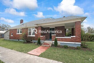 Building Photo - Classic Bungalow in a Convenient Location!