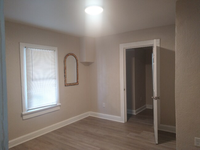 Building Photo - 905 E Osborne Ave