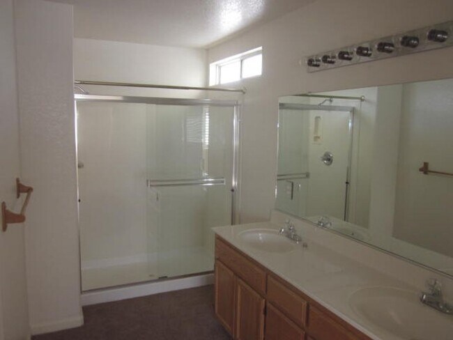 Building Photo - Great Home in a Wonderful Neighborhood in Tracy