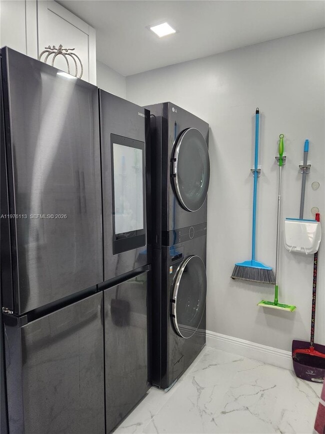 Building Photo - 10046 Winding Lake Rd