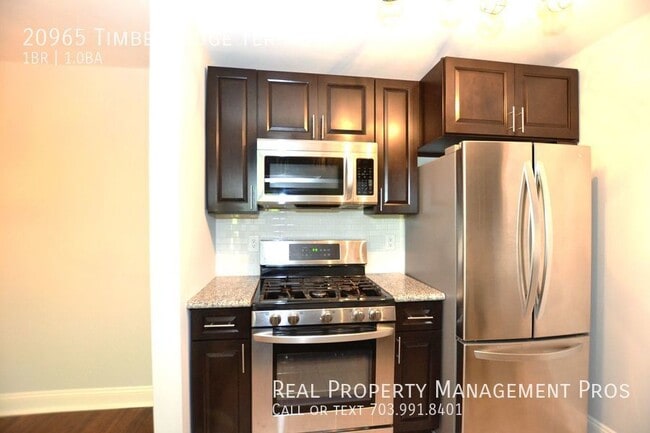 Building Photo - Beautifully Updated 3rd Floor Condo For Re...