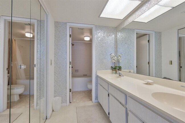 Building Photo - 9000 Commodore Dr