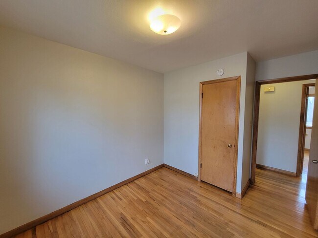 Building Photo - 4 Bed 2 Bath house for Rent!