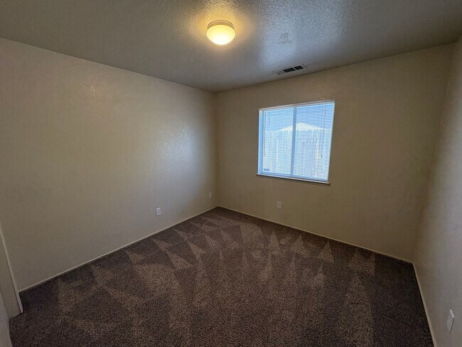 Building Photo - Cozy Home On Spacious Lot In Tulare Available Now!