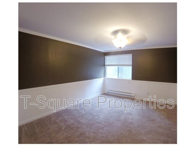 Building Photo - 4629 W Lake Sammamish Pkwy SE