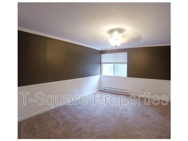Building Photo - 4629 W Lake Sammamish Pky SE