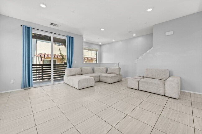 Building Photo - 2 Bedroom Townhome in the Lakepointe Community!