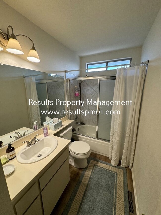 Building Photo - Hidden Roseville 3 Bed 2.5 Bath Gem