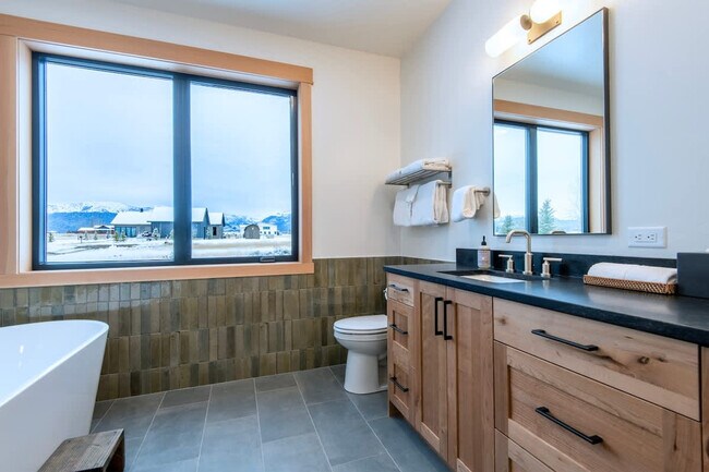 Building Photo - 3402 Alta Vista Dr