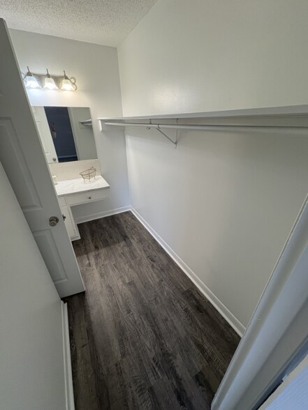 Building Photo - 1005 Hickory Hill Ln