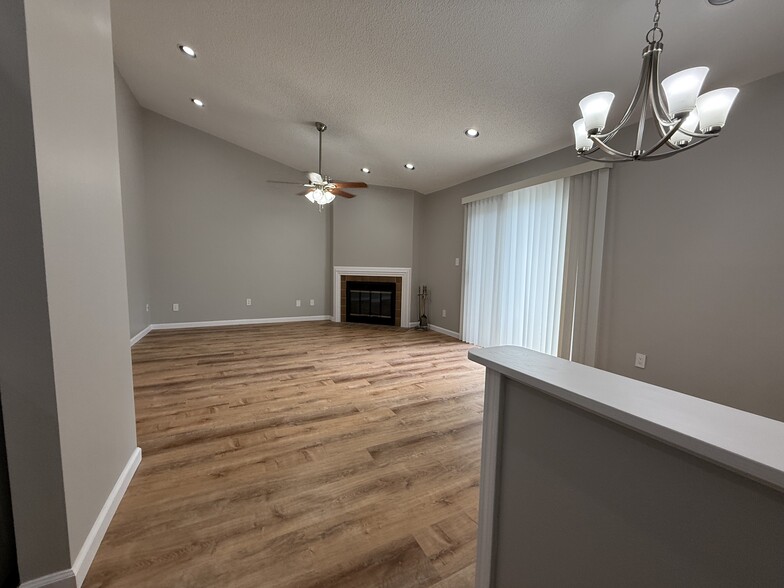 Building Photo - 1686 E Swan Cir
