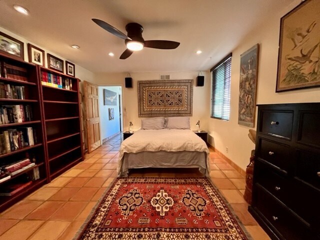 Building Photo - 100 S Doheny Dr