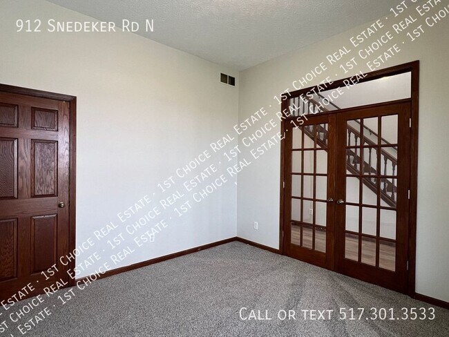 Building Photo - 912 Snedeker Rd N
