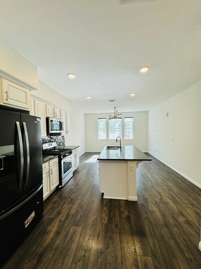 Building Photo - 1462 Cherry Cir