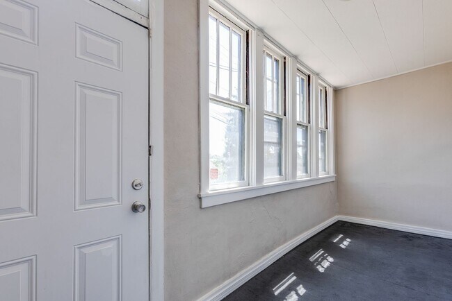 Building Photo - AVAILABLE APRIL 2026