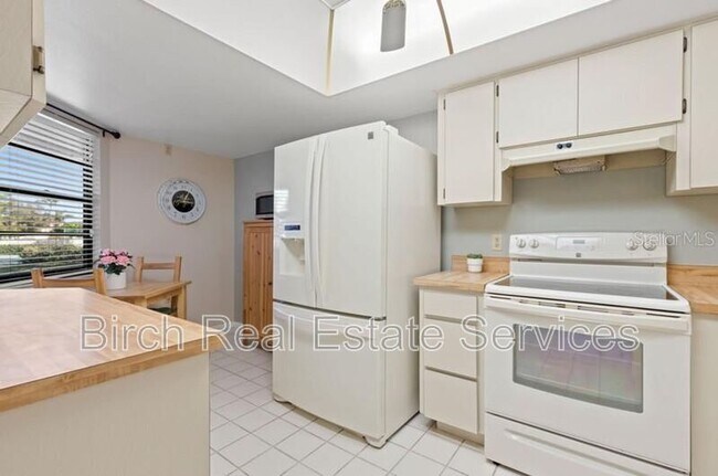 Building Photo - 2131 Ridge Rd S