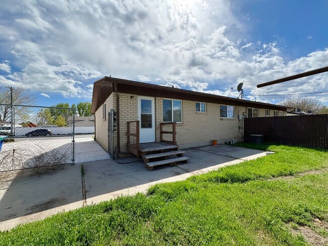Building Photo - Newly Renovated 3 Bedroom, 1 Bath Duplex – in Lehi!