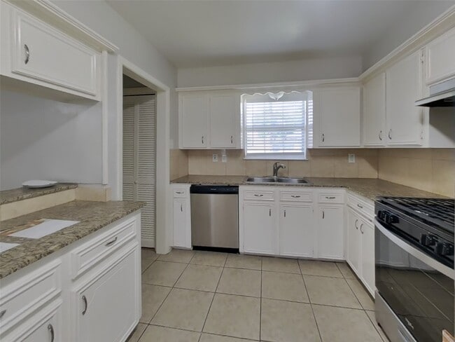 Building Photo - 411 E Carby Rd