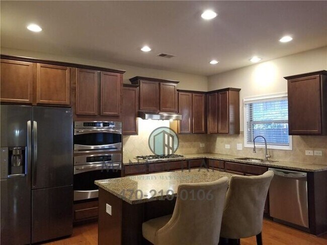 Building Photo - Beautiful 5BR/4BA Home in Just 5 Min from MALL OF GA