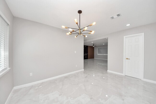 Building Photo - 1503 Locklaine Dr