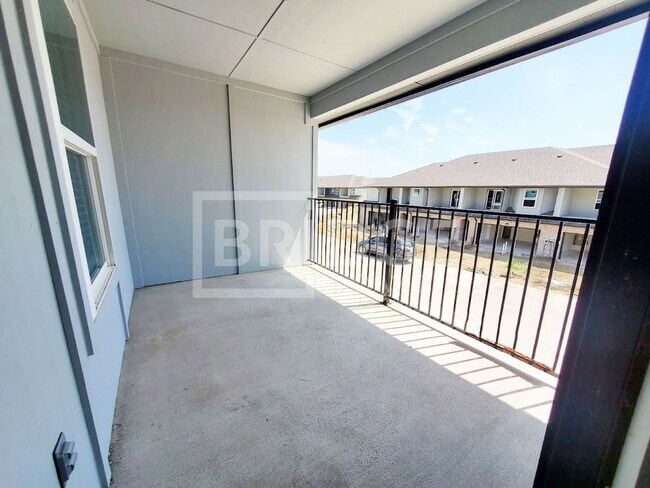 Building Photo - 1201 Silver Ln