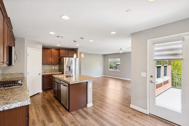Building Photo - Beautiful 3 Bedroom Townhome With Stunning Mountain Views