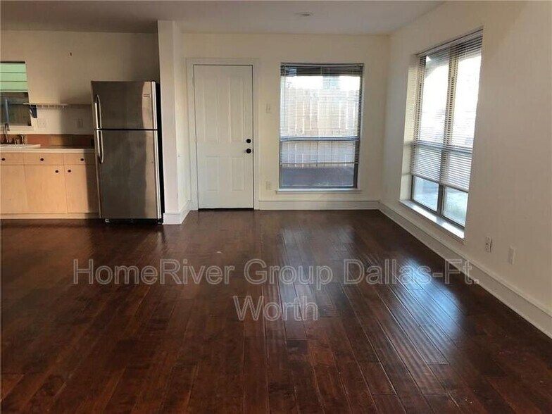 Building Photo - 5027 Manett St