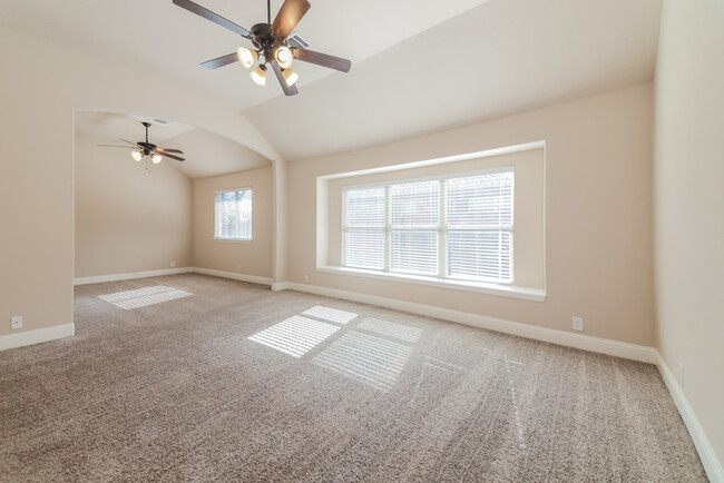 Building Photo - Bright Brick Home in Aubrey, TX