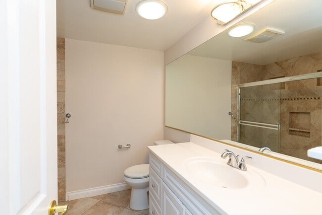Building Photo - Upgraded 1 Bed 1 Bath 2 Story Townhome in ...