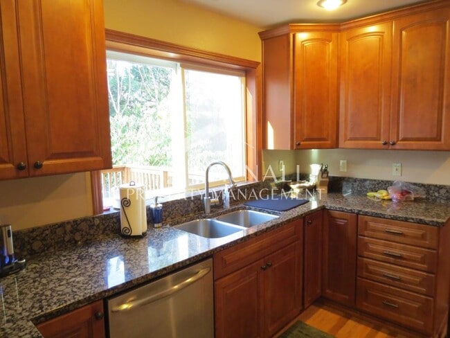 Building Photo - Wonderful 3 Bedroom, 2.5 Bath Home in Gig Harbor