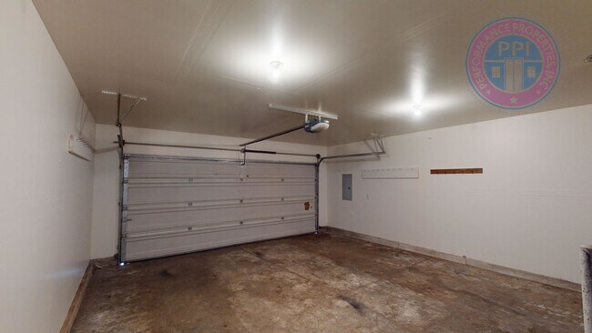 Building Photo - Two Level Cascadia Village Home- Great Flo...