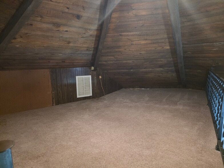 Loft - 216 Roundhouse Rd